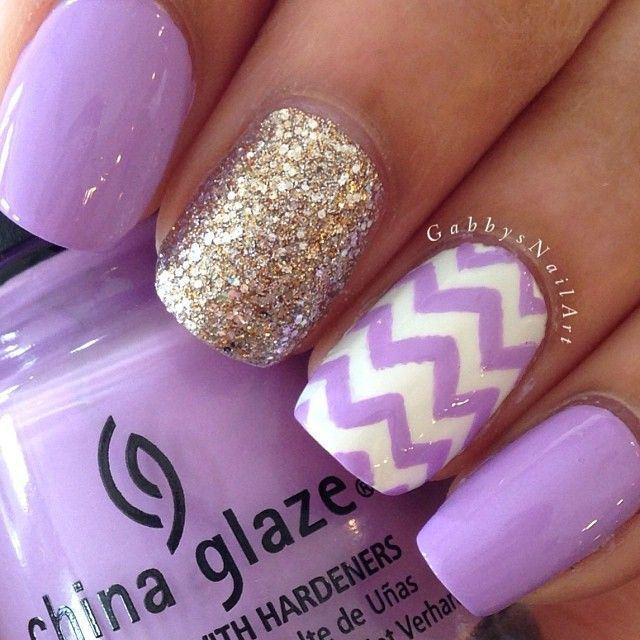 uñas violeta con dorado