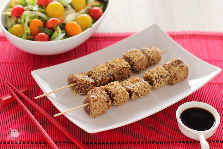 brocheta de atun macerado con soja y jengibre