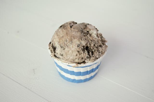 Helado vainilla y cookies