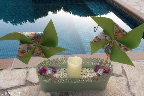 Molinillos al borde de la piscina