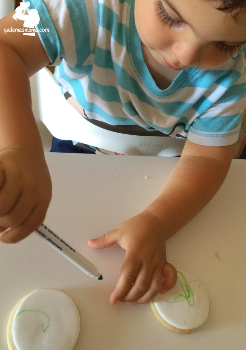 pintando galletas con rotulador