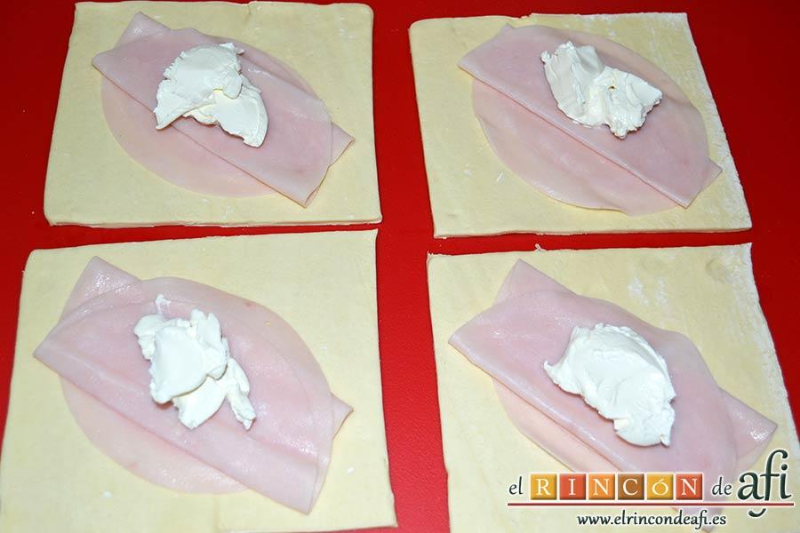 Pañuelos de hojaldre con jamón o pechuga, ponemos 1 cucharada de queso crema encima del jamón