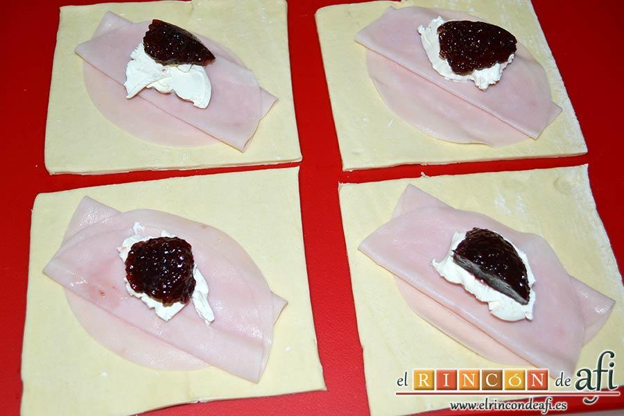 Pañuelos de hojaldre con jamón o pechuga, ponemos 1 cucharada de mermelada de frambuesa encima del jamón
