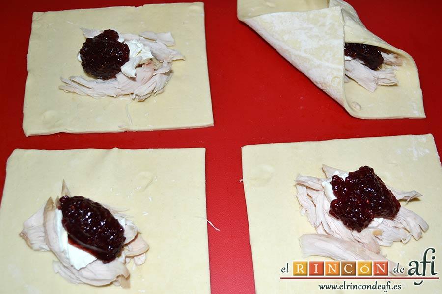 Pañuelos de hojaldre con jamón o pechuga, ponemos la mermelada de frambuesa también sobre la pechuga