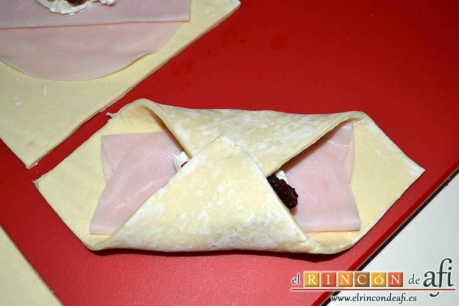 Pañuelos de hojaldre con jamón o pechuga, empezamos a hacer los pañuelos de hojaldre uniendo 2 puntas enfrentadas