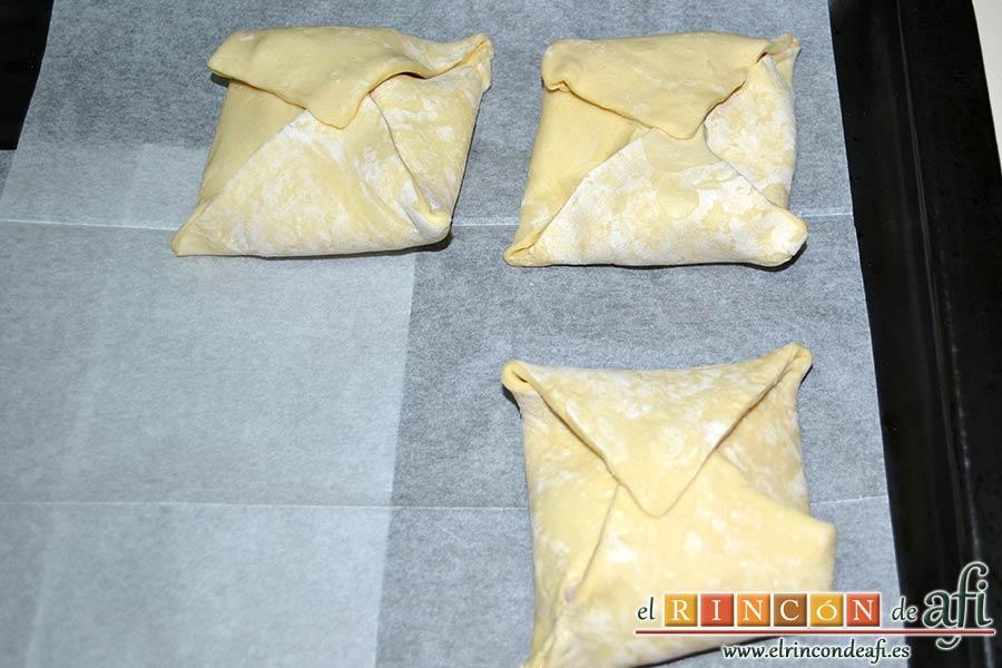 Pañuelos de hojaldre con jamón o pechuga, precalentar el horno a 200ºC. Colocar los pañuelos de hojaldre en la bandeja de horno encima de papel de horno