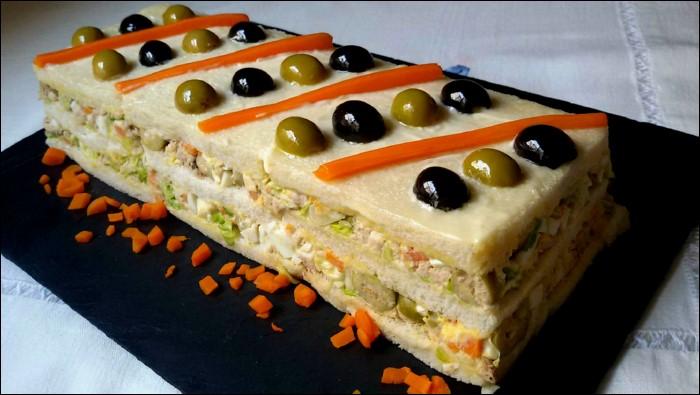 Pastel-de-ensaladilla-de-atún-con-pan-de-molde-portada