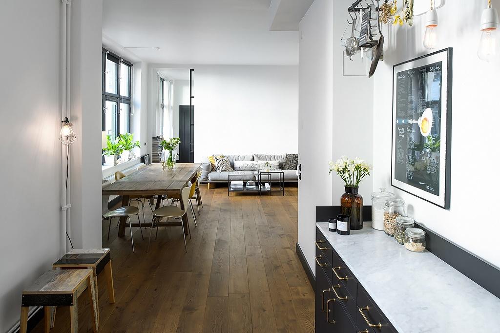 Cocina en el pasillo; Un precioso recorrido por un "apartamento tubo".