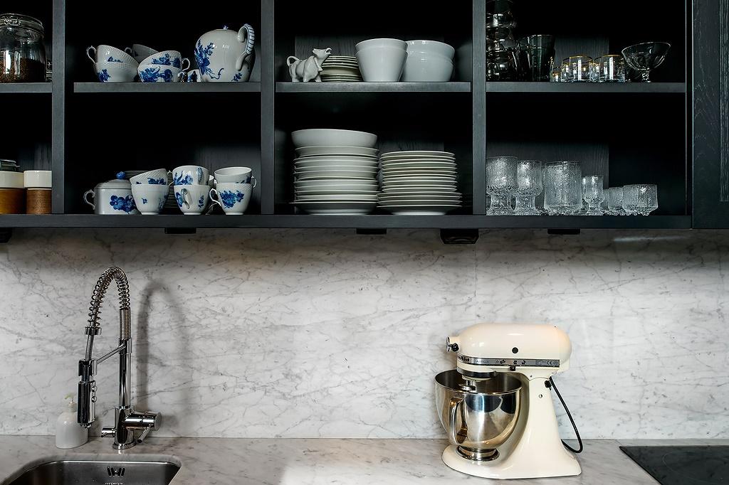 Cocina en el pasillo; Un precioso recorrido por un "apartamento tubo".