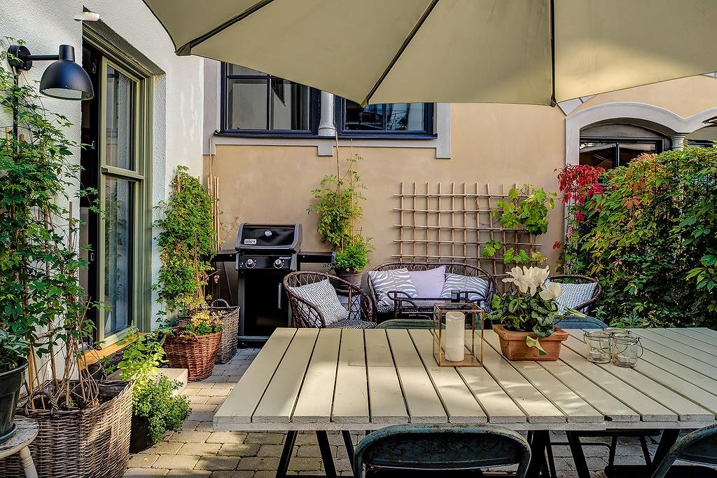 Cocina en el pasillo; Un precioso recorrido por un "apartamento tubo".
