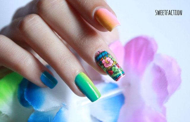 Manicura con diseño de uñas tropical reverse stamping