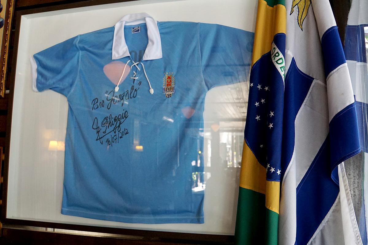 Camiseta de Uruguay firmada por Ghiggia (Brasil 2014)