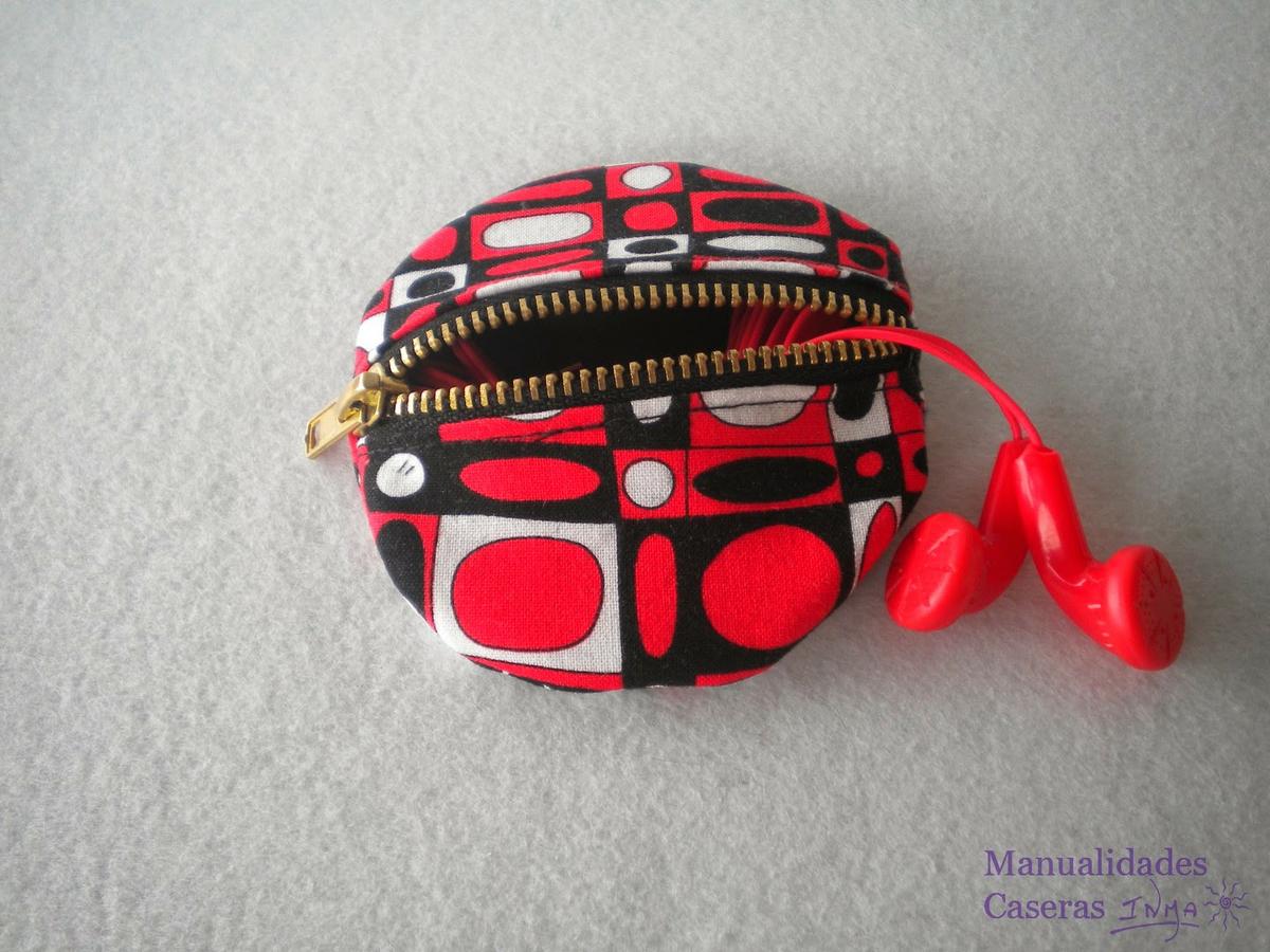 Manualidades Caseras Inma guarda auriculares de tela de formas geométrica roja , negra y blanca