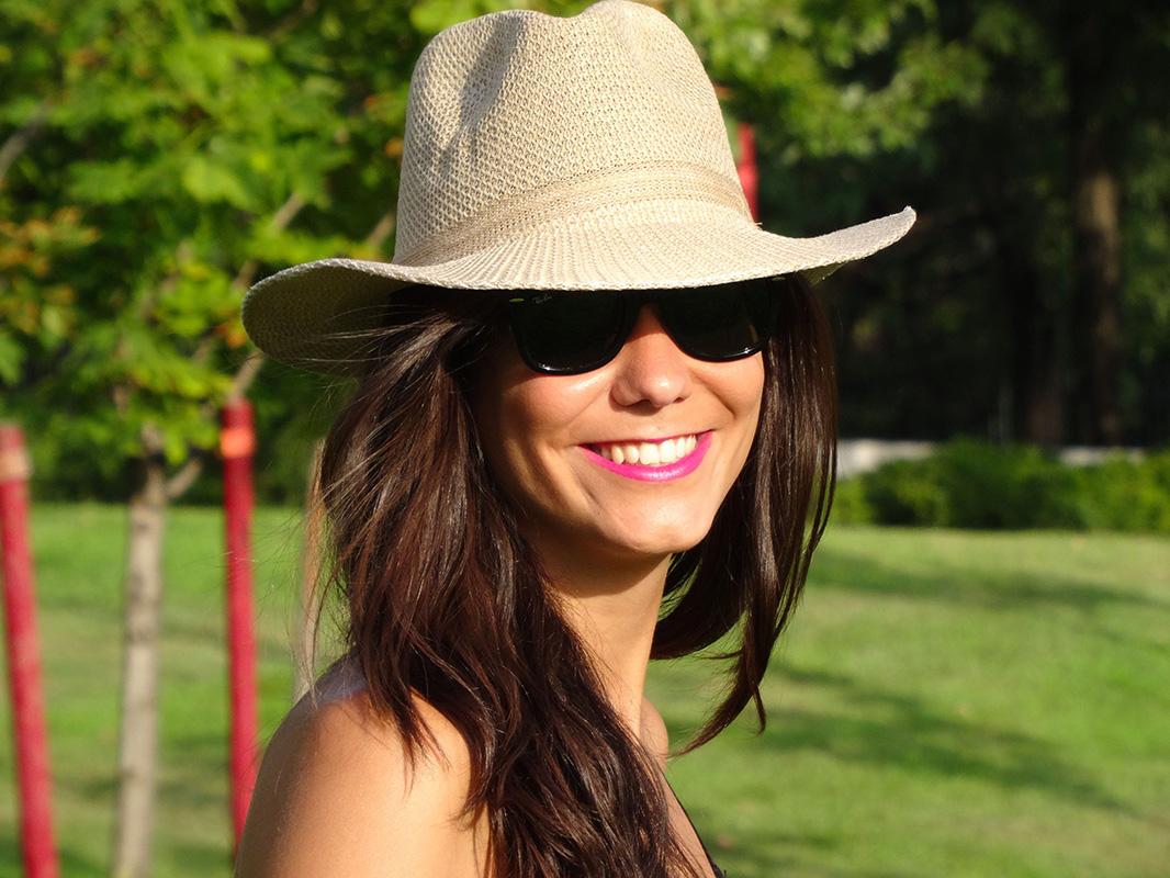 look con sombrero de paja