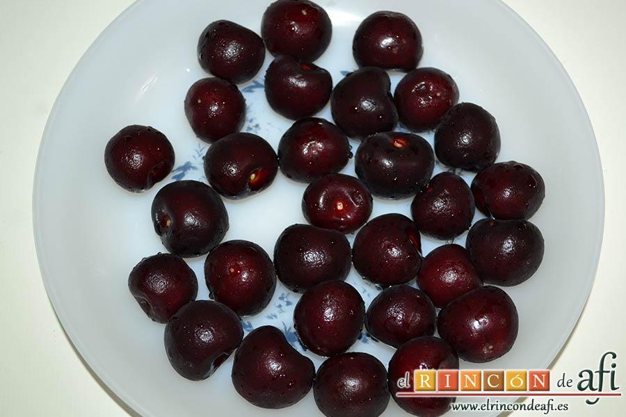 Vasitos de mascarpone con culís de cerezas, lavamos las cerezas, les quitamos los rabitos