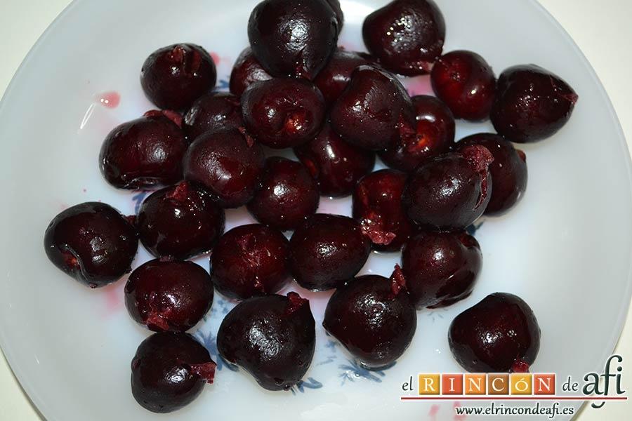 Vasitos de mascarpone con culís de cerezas, las despepitamos