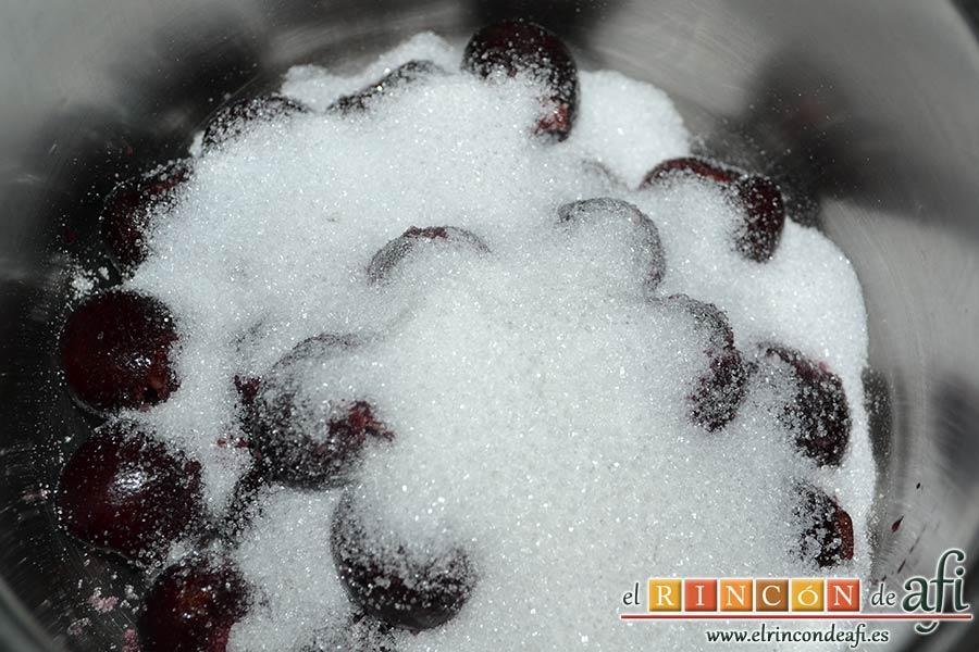 Vasitos de mascarpone con culís de cerezas, añadimos el azúcar blanco