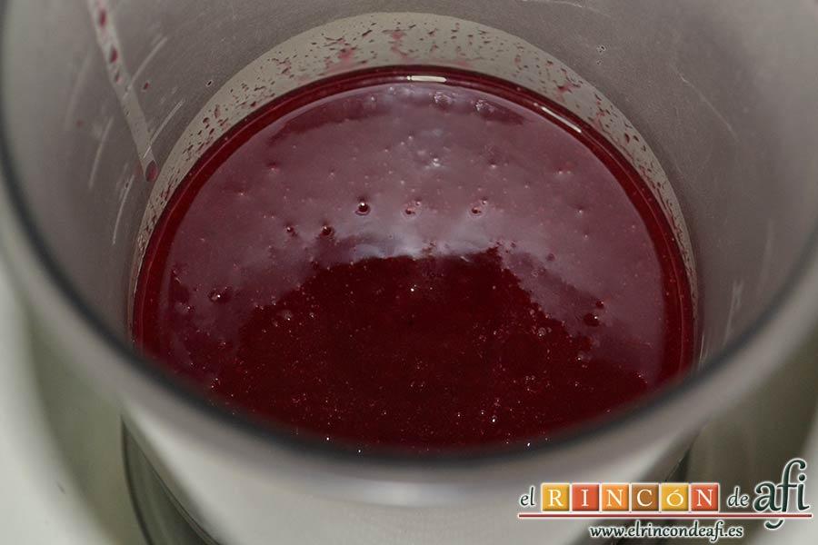 Vasitos de mascarpone con culís de cerezas,las dejamos cocer a fuego medio durante unos 10 minutos removiendo de vez en cuando. Finalizada la cocción las metemos en el vaso de la batidora y trituramos bien