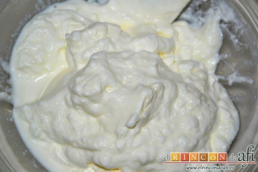 Vasitos de mascarpone con culís de cerezas, colocamos en un bol grande los yogures griegos con el queso mascarpone y las 2 cucharadas de leche