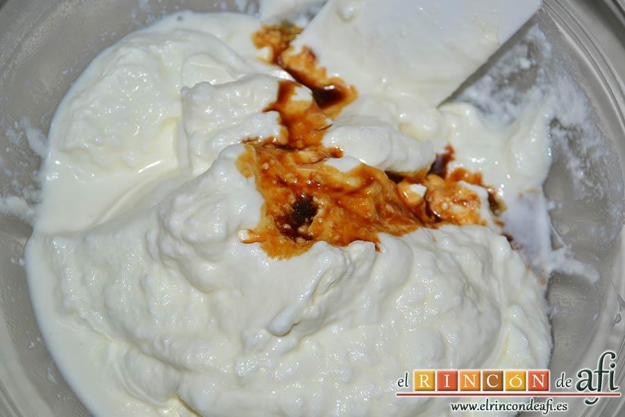 Vasitos de mascarpone con culís de cerezas, añadimos el extracto de vainilla