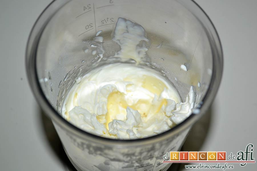 Vasitos de mascarpone con culís de cerezas, colocamos la nata (crema de leche) en el vaso de la batidora