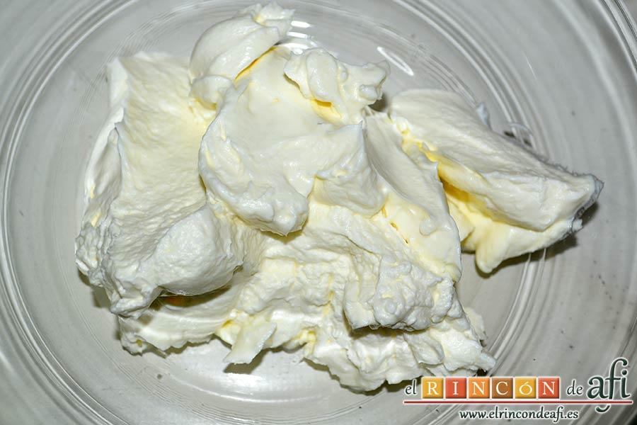 Vasitos de mascarpone con culís de cerezas, la montamos añadiendo 4 cucharadas de azúcar glass