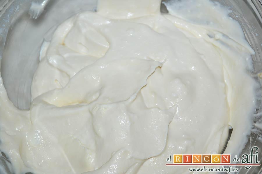 Vasitos de mascarpone con culís de cerezas, ayudándonos de una espátula y con movimientos envolventes la mezclamos con la mezcla de yogur y mascarpone