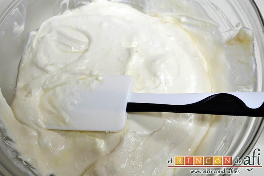 Vasitos de mascarpone con culís de cerezas, ayudándonos de una espátula y con movimientos envolventes la mezclamos con la mezcla de yogur y mascarpone hasta que esté bien integrado