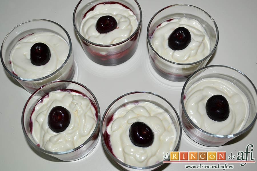 Vasitos de mascarpone con culís de cerezas, ponemos en cada uno de los vasitos una de las cerezas despepitadas reservadas