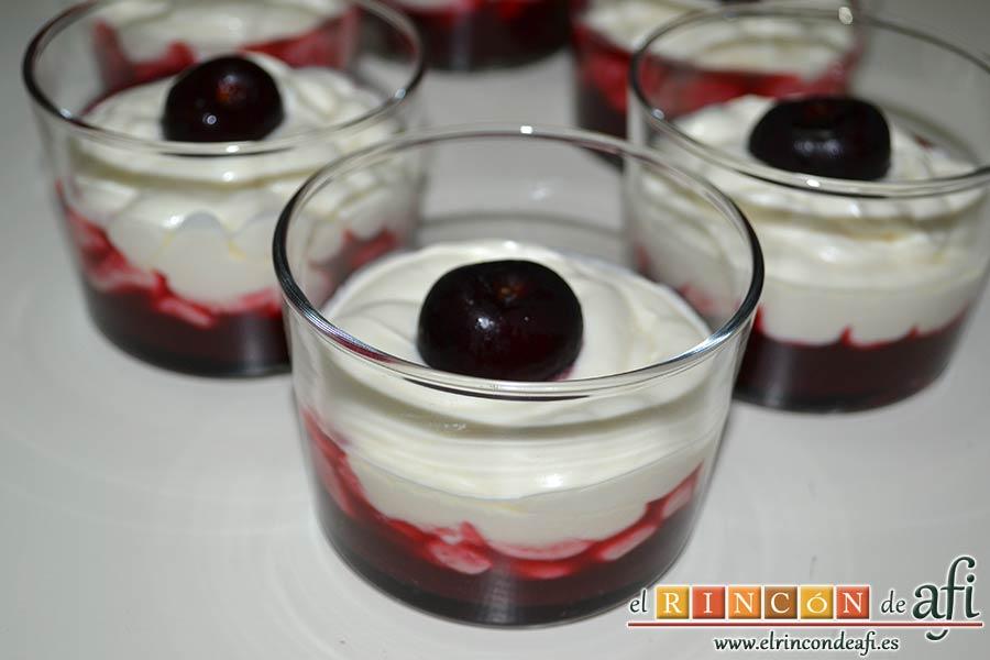 Vasitos de mascarpone con culís de cerezas, sugerencia de presentación