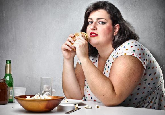 mujer comiendo alimentos prohibidos 