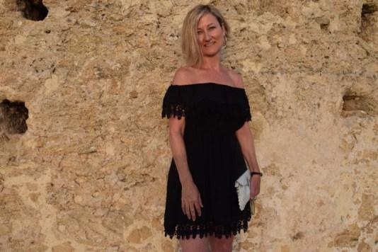 Off shoulders dress look