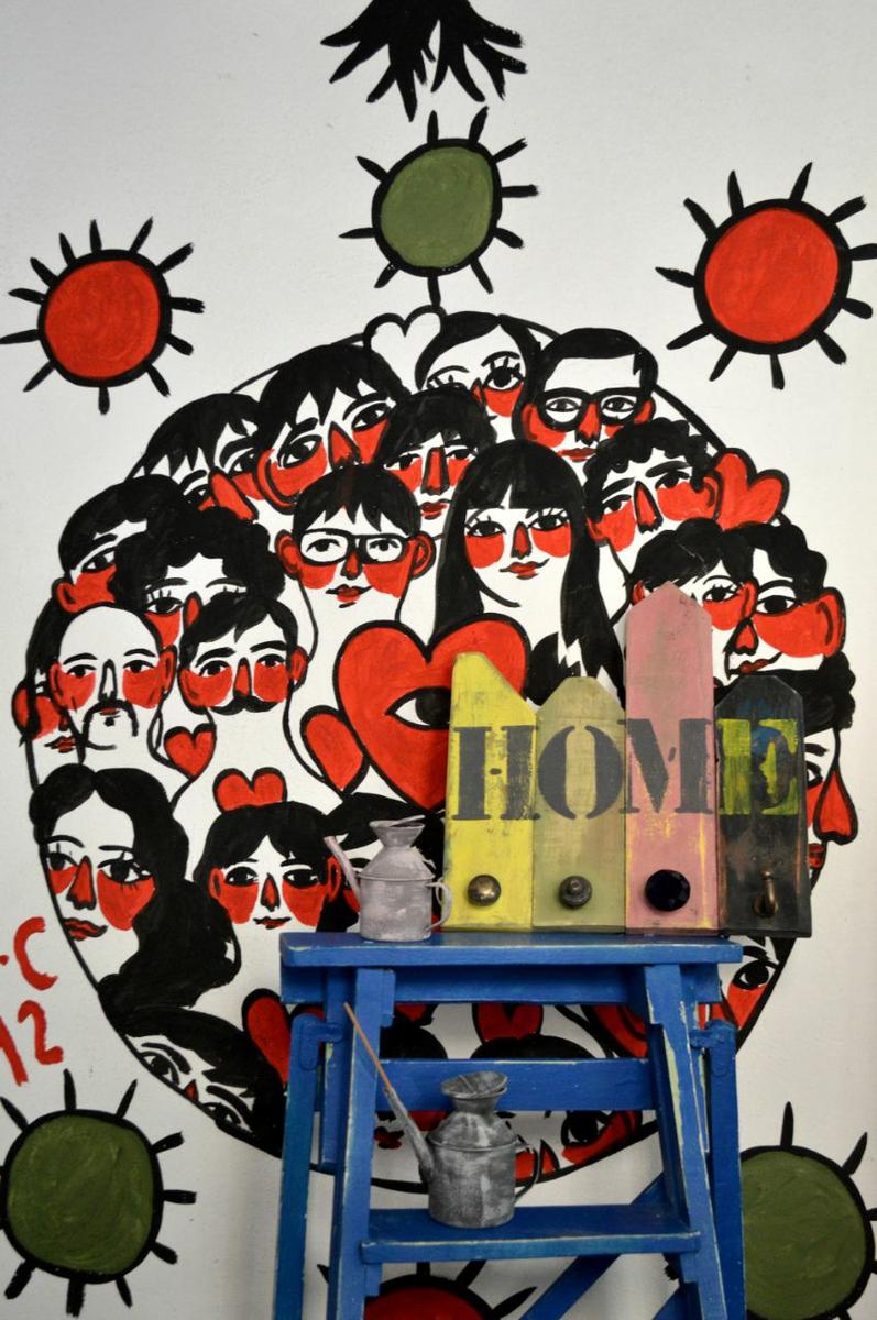 escalera pintada en azul