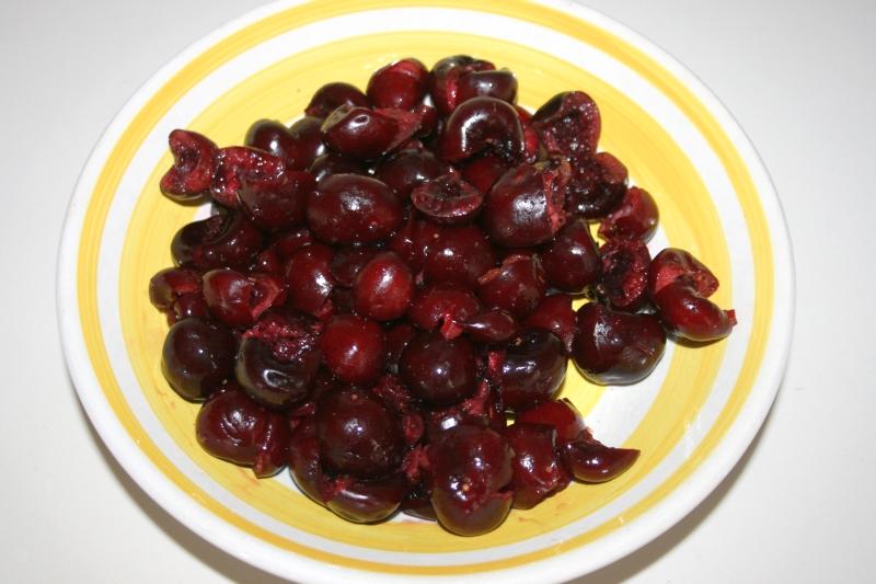 06. Cortar las cerezar para la mousse de queso en blog de fitness