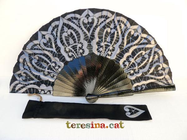 Abanico negro pintado a mano