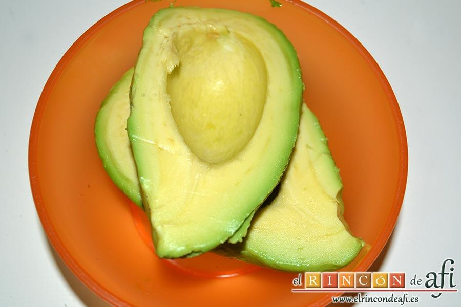 Queso crema de aguacate, pelamos el aguacate y retiramos la semilla del centro