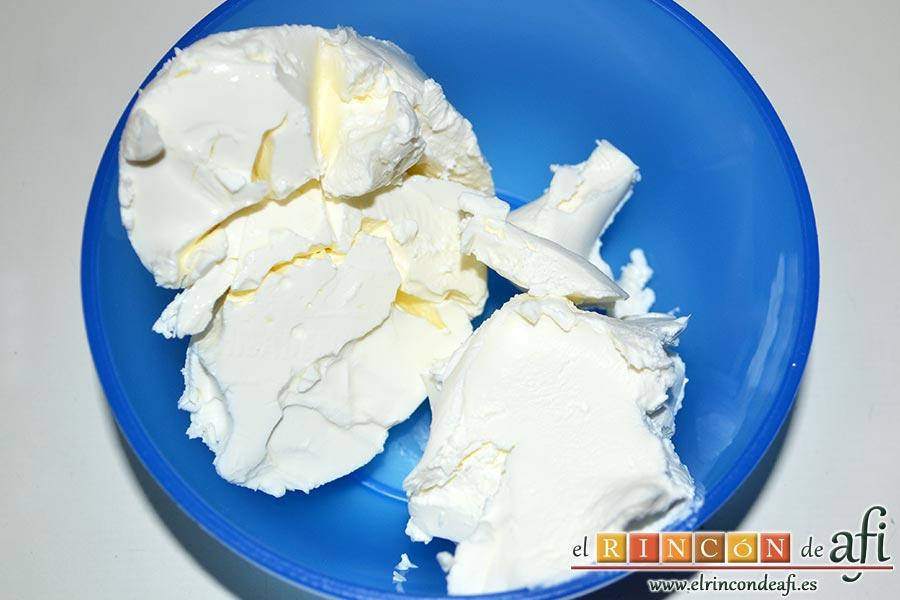 Queso crema de aguacate, pesamos el queso crema