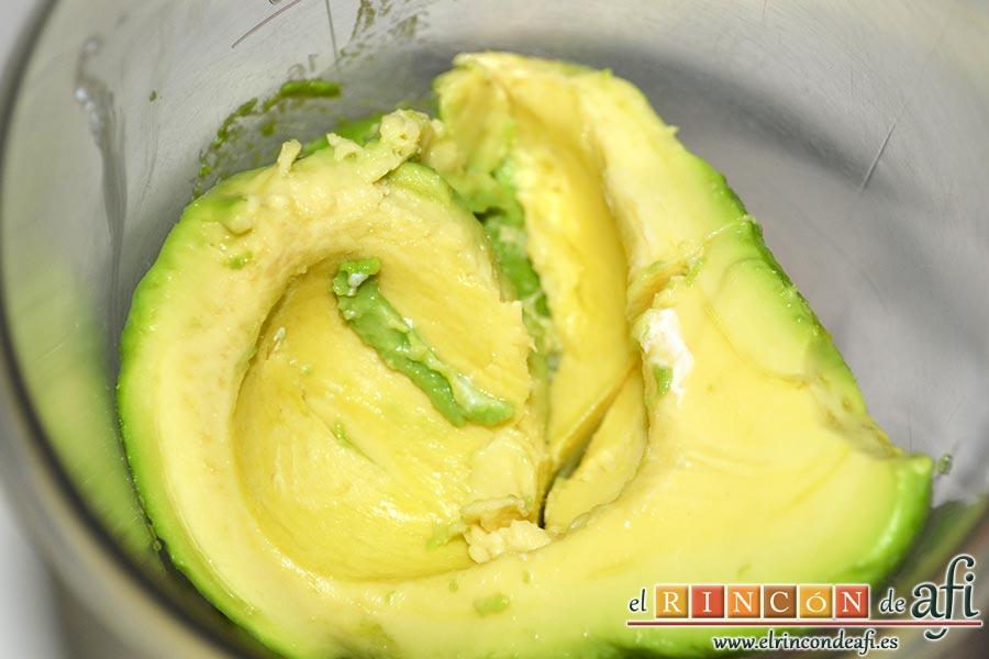 Queso crema de aguacate, colocamos los dos ingredientes en el vaso de la batidora
