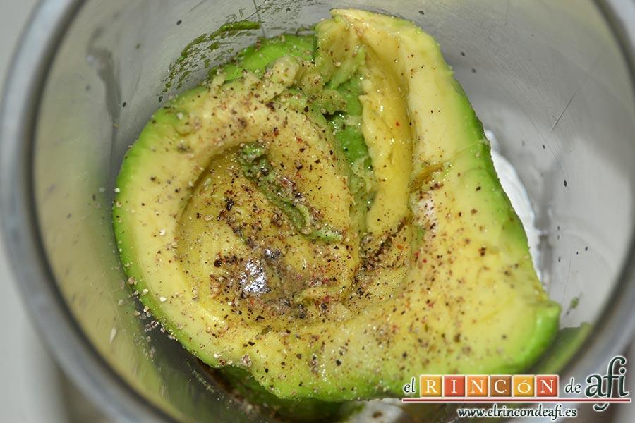 Queso crema de aguacate, añadimos el zumo de limón, la sal y las pimientas molidas