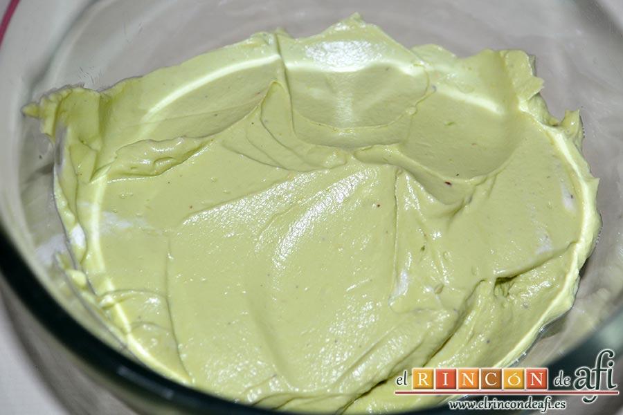 Queso crema de aguacate, asamos la crema a un bol para guardar, al menos 1 hora, en el frigorífico