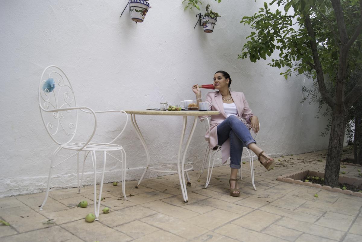 by la amiga de una amiga