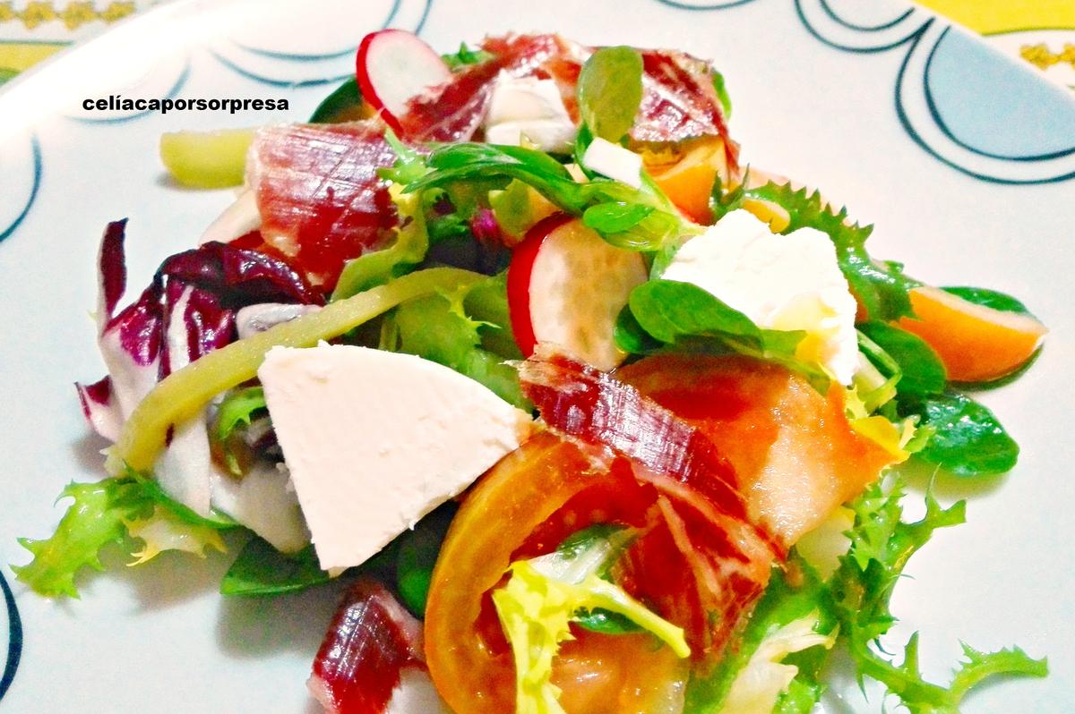 ensalada-verde-con-rulo-de-cabra-rabanitos-y-paleta-iberica