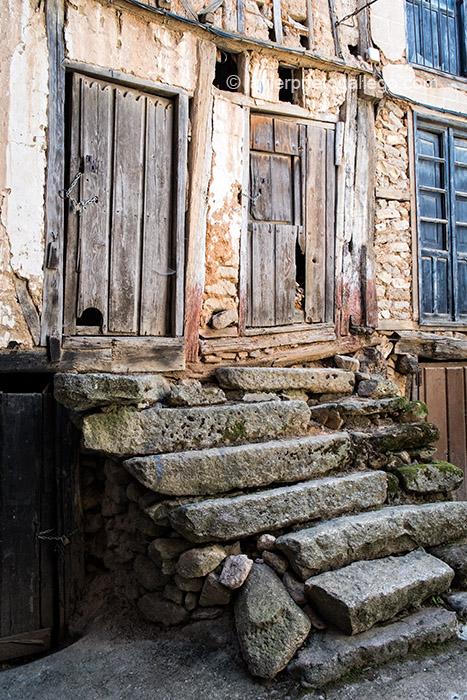 Maltrecha arquitectura tradicional en el corro de casas conocido como El Infiernillo,en la localidad salmantina de Sequeros, en el corazón de la Sierra de Francia. [Sequeros. Salamanca. España © Javier Prieto Gallego