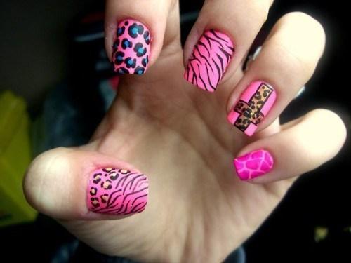 decorancion de uñas rosadas con colores