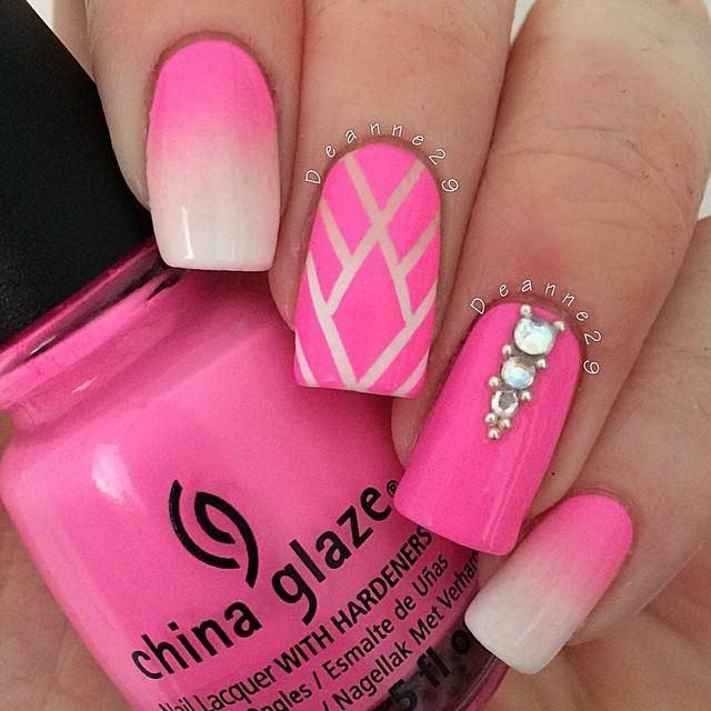 uñas largas rosadas