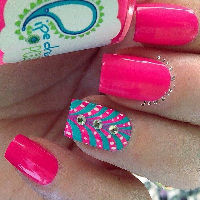 uñas rosadas con accesorios