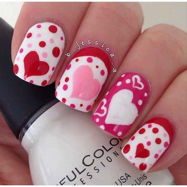 uñas rosadas con corazones