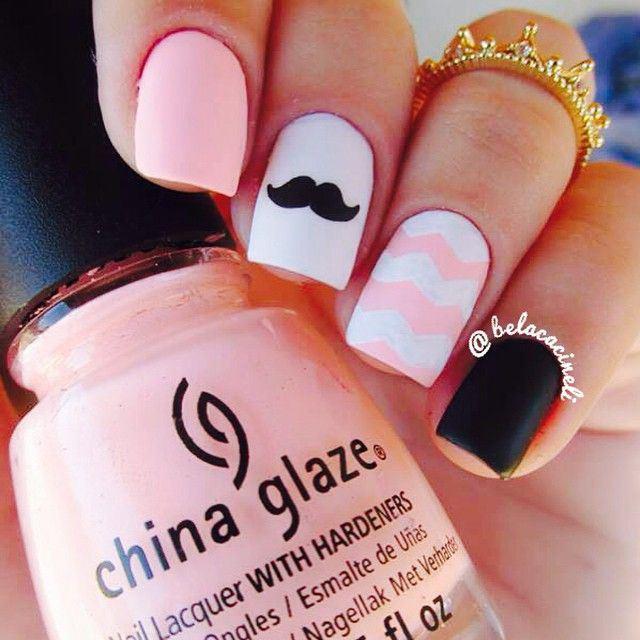 uñas rosadas mostacho