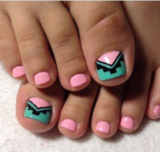 uñas de los pies decoradas de rosa