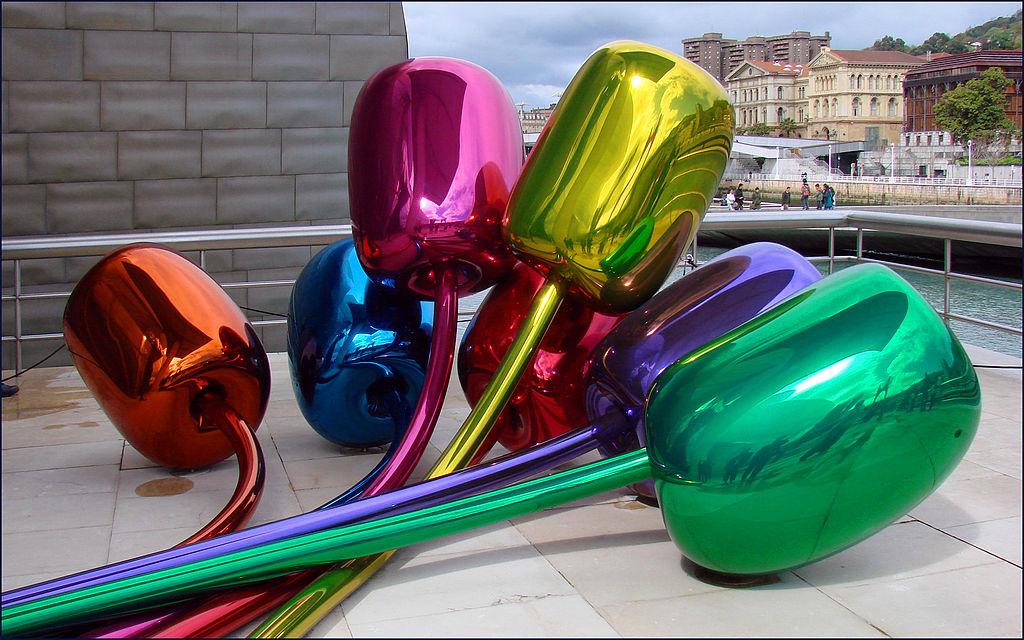 Tulipanes de Jeff Koons en el museo Guggenheim de Bilbao